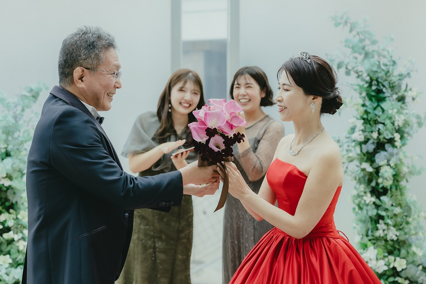 赤いドレスで新たなスタートを【還暦フォト】